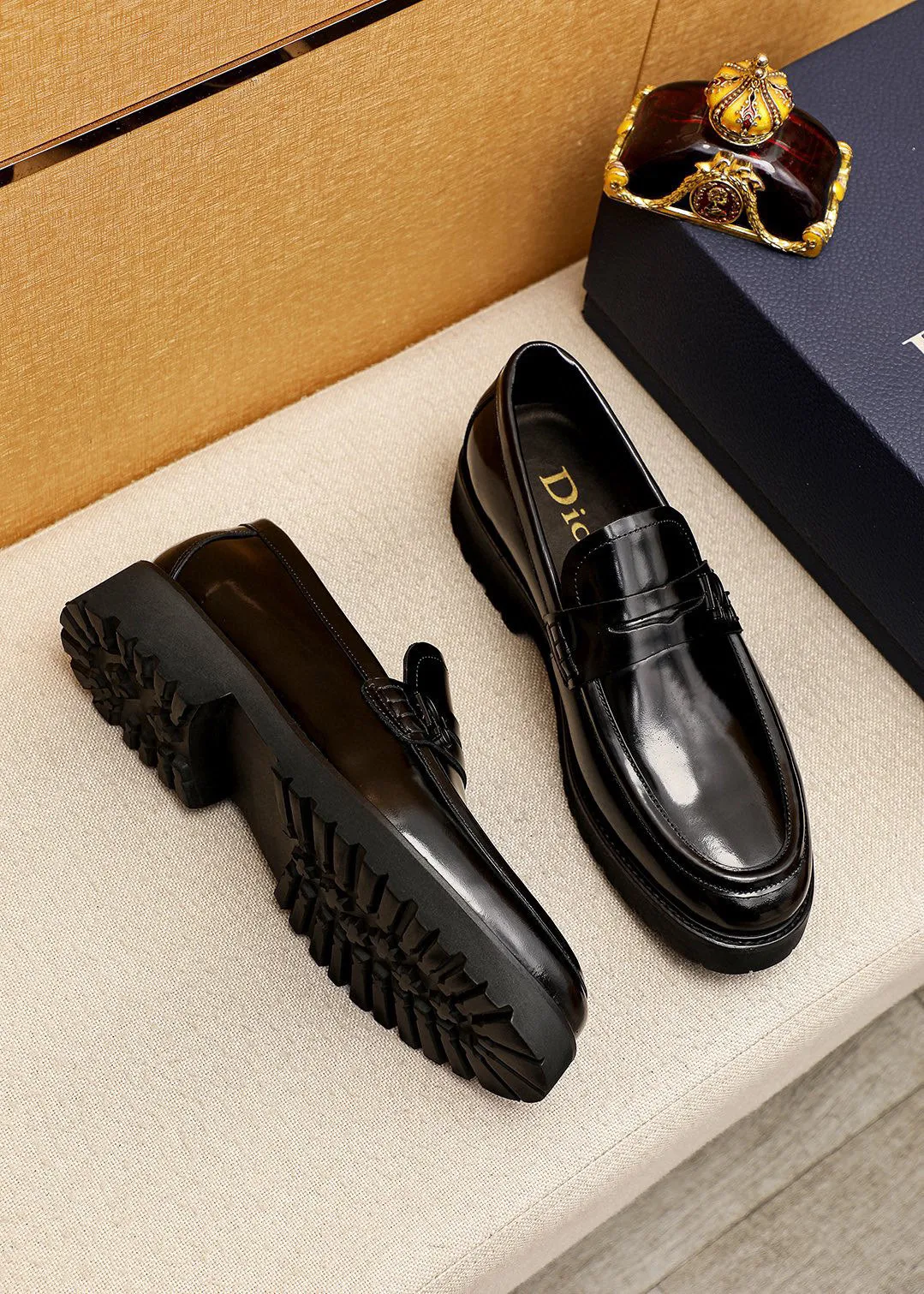 Men's shoes 💰460 💐 Product trademark: Dior "Dior" casual leather shoes Regular size: 39-44 (38.45🉑️customized) Product materials: Selected original open-edge beaded cowhide upper imported from Italy, imported water-dyed cowhide lining. Strong three-dimensional visual effect, foam outsole Color: 1⃣️color optional